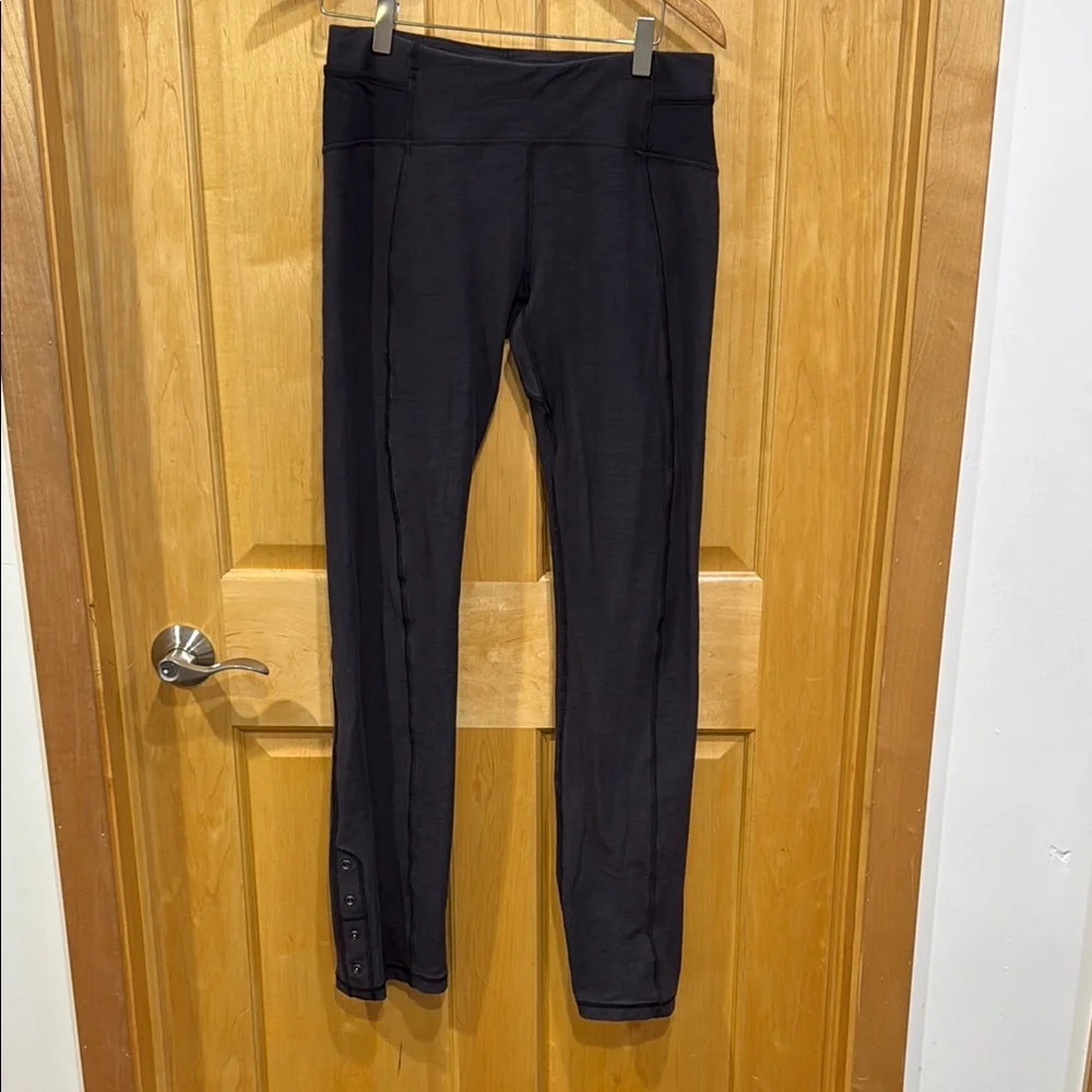 lululemon athletica Black Leggings size 8 snap at ankles